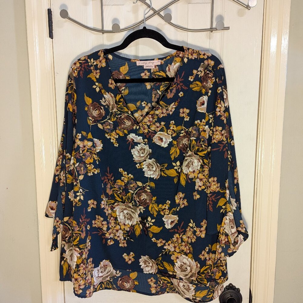 In Every Story Women's Floral Top Sz. X Blue Floral